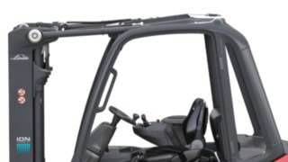 Elastomeeriset laakerit erottavat maston, kallistussylinterin, ohjausakselin ja kääntöakselin kaltaiset keskeiset osat rungosta