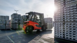 Linden dieseltrukki kuljettaa tavaroita ajoneuvoteollisuuden laitoksessa.