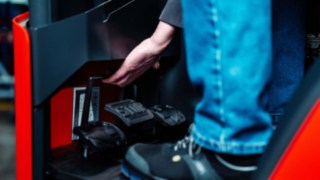 Linde MH:n työntömastotrukki korkeussäädettävillä polkimilla