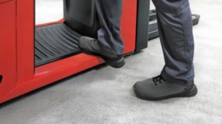 Keräilytrukki pneumaattisesti jousitetulla kuljettajan alustalla