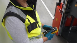 Työntekijä käyttää Linde Material Handlingin L03 EX -mallista räjähdyssuojattua pinontatrukkia kaukosäätimellä.