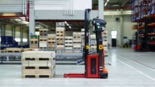 Linde Material Handling L-MATIC HD k tavaroiden vastaanottoalueella.
