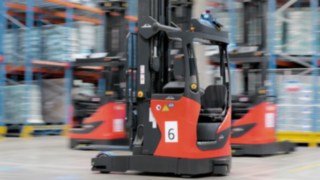 Kolme Linde MH:n R-MATIC-sarjan työntömastotrukkia käytössä varastossa