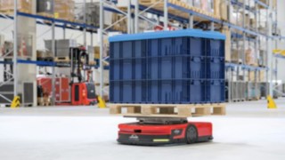Linde Material Handlingin C-MATIC kuljettaa tavaroita