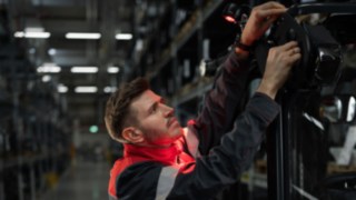 Linde Material Handlingin valo- ja varoitusjärjestelmät tukevat turvallista ja tarkkaa käsittelyä. Linden teknikko asentaa valoratkaisua