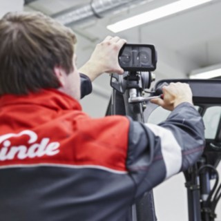 Linde Material Handlingin mekaanikko asentaa Linde BlueSpotia trukin katolle.