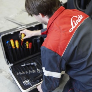 Linde Material Handlingin huoltoteknikko ja työkalupakki Linde Material Handlingin huoltoteknikko ja työkalupakki