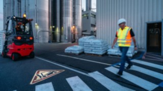 Linde Material Handlingin Linde TruckSpot ilmoittaa trukin lähestymisestä valomerkillä.