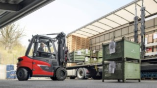 Linde X35 -sähkötrukki purkaa kuorma-auton kuormaa