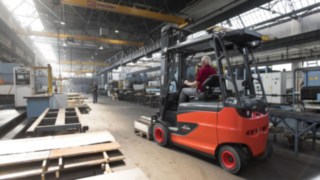 Väkijoukko tutkii logistiikkahallin työympäristöä.