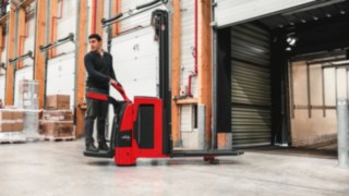Linde pallet stacker handling the goods