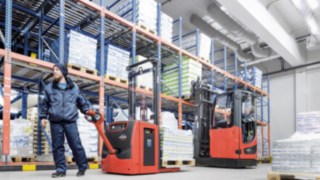 Pallet stacker with Linde Li-ION battery in use in a cold storage warehouse