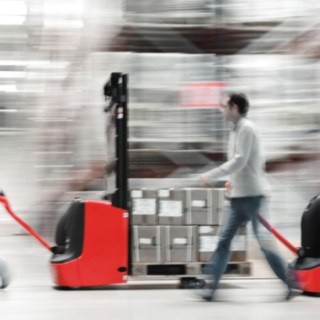 Linde Material Handlingin pinontatrukki kuormattuna Linde Material Handlingin pinontatrukki kuormattuna