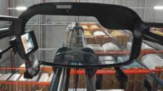 Linde Material Handlingin työntömastotrukkien Dynamic Mast Control -avustinjärjestelmä Linde Material Handlingin työntömastotrukkien Dynamic Mast Control -avustinjärjestelmä parantaa varastotyön turvallisuutta.
