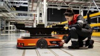 Linde MH:n huoltoteknikko korjaa C-MATICia