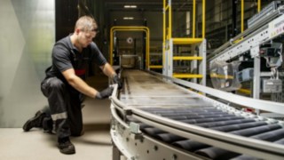 Linde MH:n huoltoteknikko korjaa rullakuljetinta