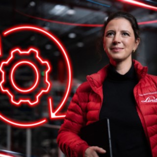 Linde Material Handlingin työntekijä varastossa, taustalla kiiltävä punainen symboli.