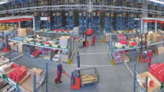 Material flow in a warehouse with equipment from Linde Material Handling