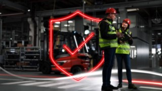 Linde Material Handlingin turvallisuusasiantuntijat töissä asiakkaan tiloissa. Linde Material Handlingin turvallisuusasiantuntijat töissä asiakkaan tiloissa.