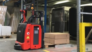 L-MATIC from Linde Material Handling places a pallet of packages in the rack.
