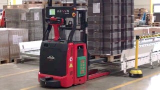 L-MATIC from Linde Material Handling places a pallet on a conveyor belt