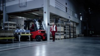 Linde Motion Detection in use in a dark warehouse