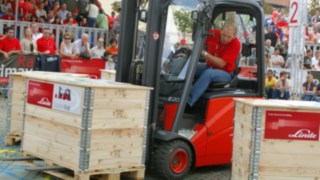 Trukkikuljettaja Forklift Cup -radalla vuonna 2005