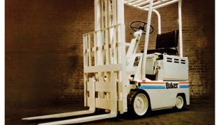 Linde Material Handlingin vuonna 1977 haltuun ottaman Bakerin valmistama trukki 1970-luvulta