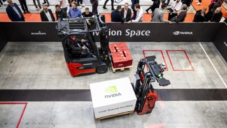 Kaksi Linde Material Handlingin ajoneuvoa kuljettaa kuormia LogiMAT 2025:ssä.