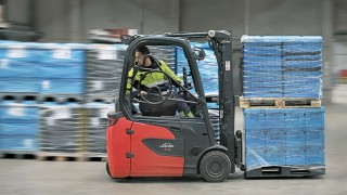DB Schenkerin työntekijä lastaa kuorma-autoa Linde E16 -sähkötrukilla