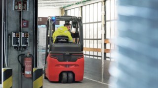 DB Schenkerin työntekijä peruuttaa ulos vaihtokorista Linde E16 -sähkötrukilla
