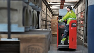 DB Schenkerin työntekijä peruuttaa Linde D12 HP SP:llä pois lastausrampilta DB Schenkerin työntekijä peruuttaa Linde D12 HP SP:llä pois lastausrampilta