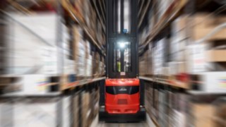 Linde Material Handlingin kapeakäytävätrukki käytössä varastossa.