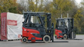 Kaksi Linde MH:n automaattista vastapainotrukkia ulkokäytössä