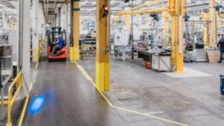 Linde BlueSpotilla varustetut Linden työntömastotrukit