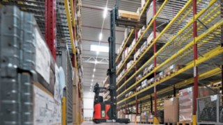 Linde R-MATIC varastoi lavan korkeaan hyllyyn.