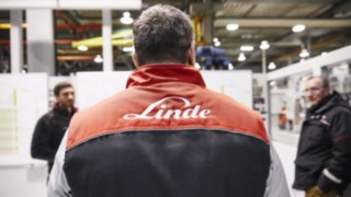 Linde employee wears the Linde logo on his jacket