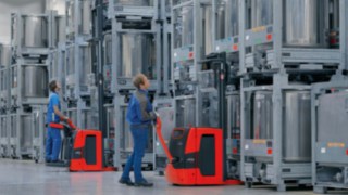 Linde pallet stacker used for storing and retrieving goods