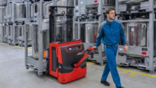 Pallet stacker from Linde transporting goods.