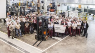 Linde Material Handling juhli 111 111 sähköhaarukkatrukin valmistusta.