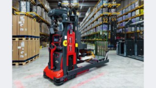 Usean akselin varrella varustettu Linde MH:n Robotic Case Picker (RoCaP) mahdollistaa tilausten itsenäisen keräilyn
