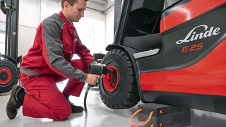 Linde-trukin renkaanvaihto Linde-trukin renkaanvaihto