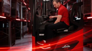 Sivunäkymä kuljettajasta Linde MH:n ergonomisen Ri16-työntömastotrukin kyydissä.