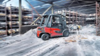 Linde MH:n X50-sähkötrukki kuljettaa kuormaa