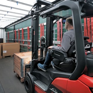 Linde MH:n haarukkatrukki lastaa kuorma-autoa
