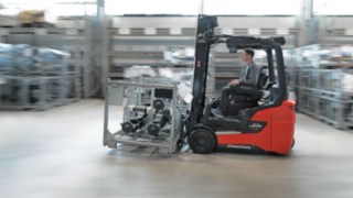 Väkijoukko tutkii logistiikkahallin työympäristöä.