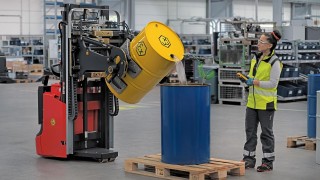 Työntekijä käyttää Linde Material Handlingin kauko-ohjattavaa, räjähdyssuojattua pinontatrukkia
