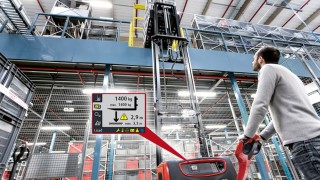 Linde Material Handlingin Load Management Advanced Linde Material Handlingin Load Management Advanced -järjestelmä tekee tavaroiden kuljettamisesta suuren nostokorkeuden pinontatrukeilla helpompaa ja turvallisempaa.